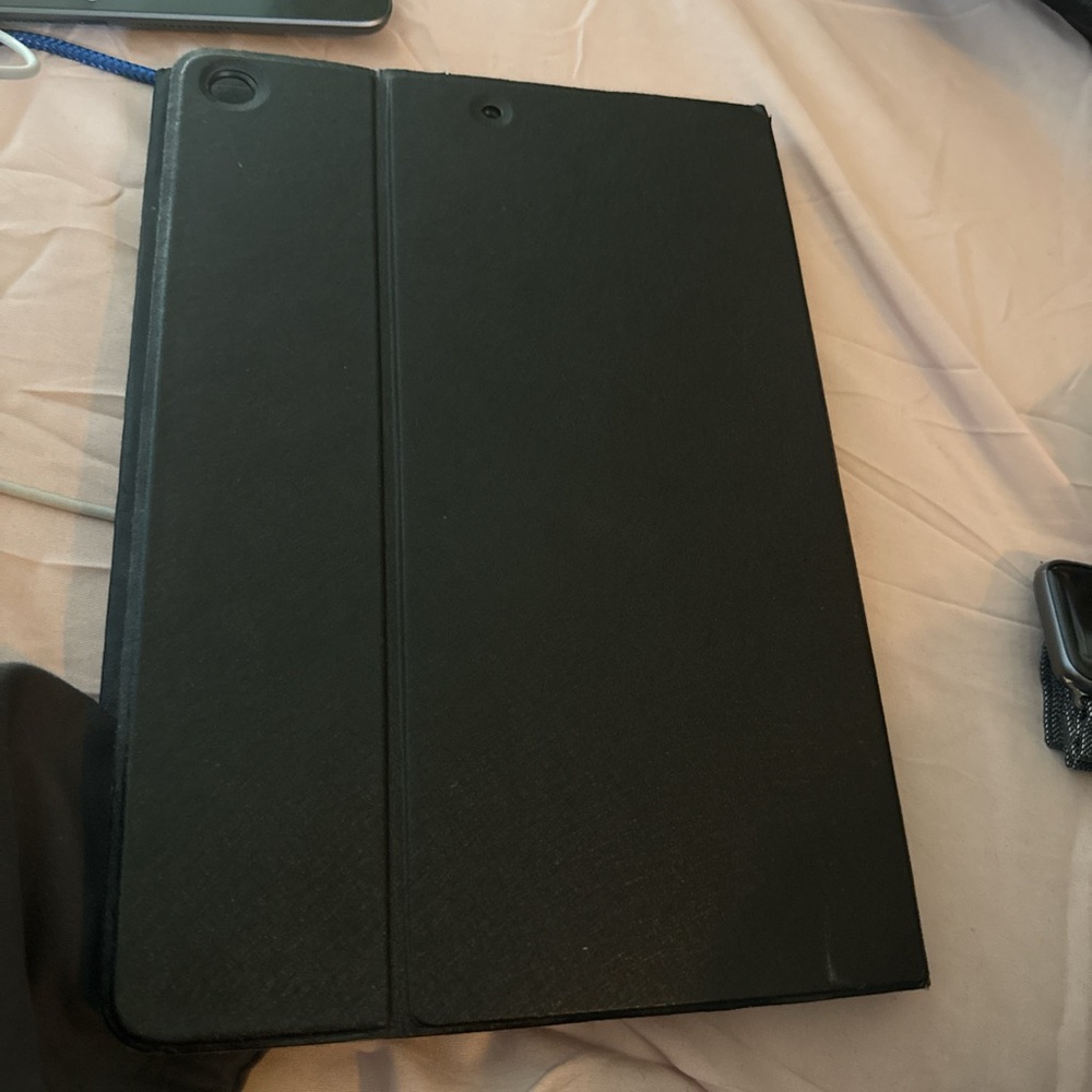 Amazon Essentials Black Tablet Case - Picture 2 of 3